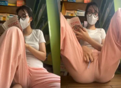 Em gái vừa cầm sách vừa đưa sextoy vào lồn