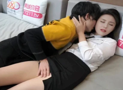 Cô nàng thư ký bí mật chịch với sếp vì tiền