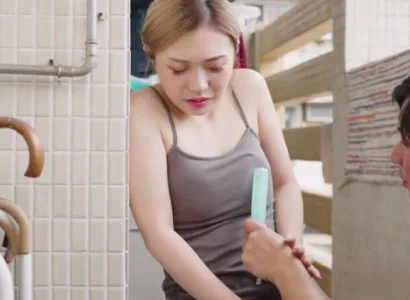 Cặp vợ chồng trẻ giúp em dâu làm mẹ
