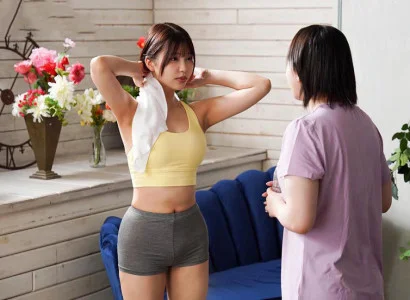 Cô gái trẻ đẹp đi tập yoga rồi bị chịch trong phòng thay đồ